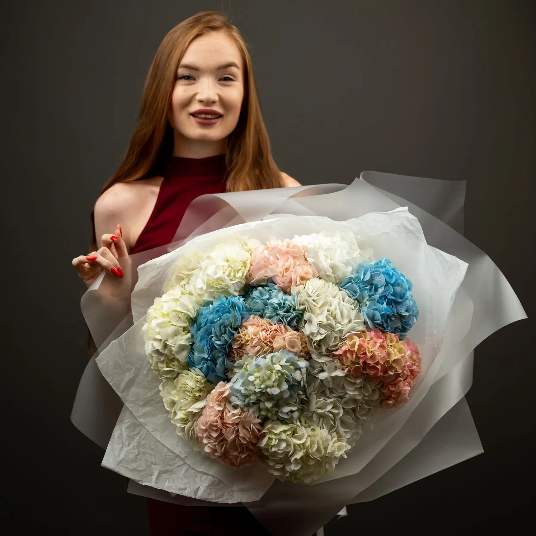 Модель с цветочной композицией — фотосъёмка для цветочного сайта
